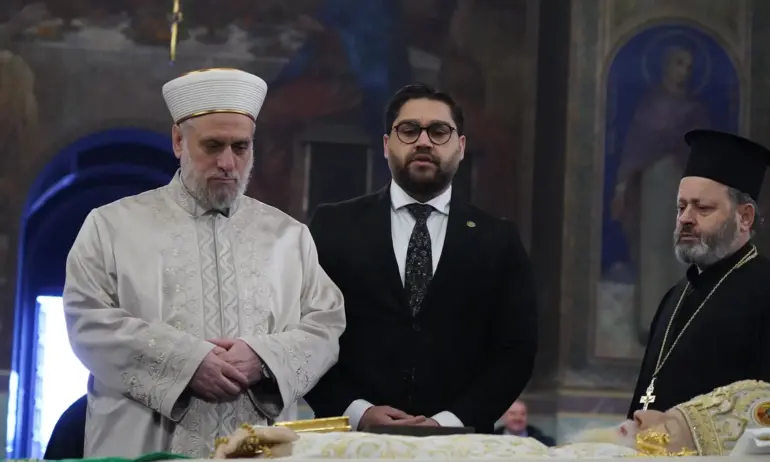 Главният мюфтия Мустафа Хаджи се поклони пред патриарх Неофит: Всички скърбим, благороден човек - Tribune.bg