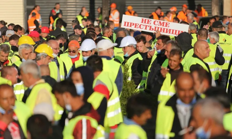 Пътни строители протестират пред парламента (СНИМКИ) - Tribune.bg