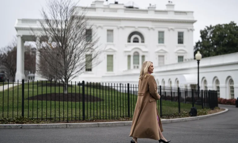 Говорителката на Тръмп: Франция щеше да говори на немски без САЩ - Tribune.bg