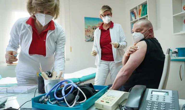 Германия одобри ваксината на АстраЗенека и за хора над 65г. - Tribune.bg