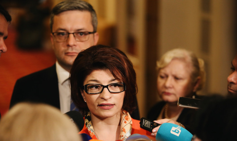 Десислава Атанасова: Петков се опитва да се крие зад МВнР и доклади - Tribune.bg