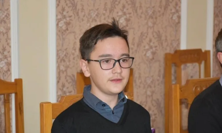 Малък герой: Ученик спаси известен възрастен учител в Ловеч - Tribune.bg