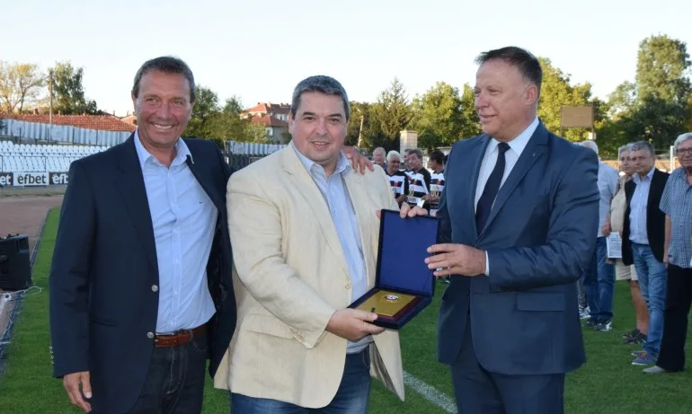 БФС удостои с почетен плакет инж. Добромир Добрев за приноса му в развитието на футбола - Tribune.bg