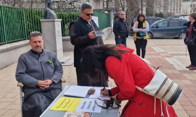 Сливенският свещеник спира гладната стачка на Благовещение - 25 март - Tribune.bg