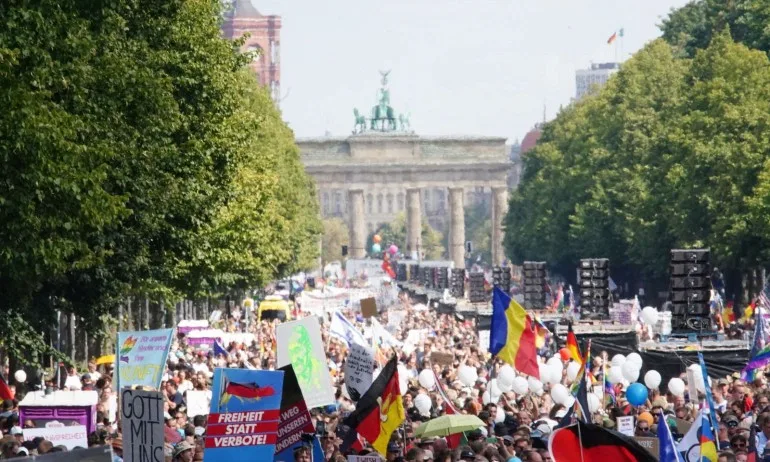 Полицията в Берлин разпръсна протеста срещу ограничителните мерки - Tribune.bg
