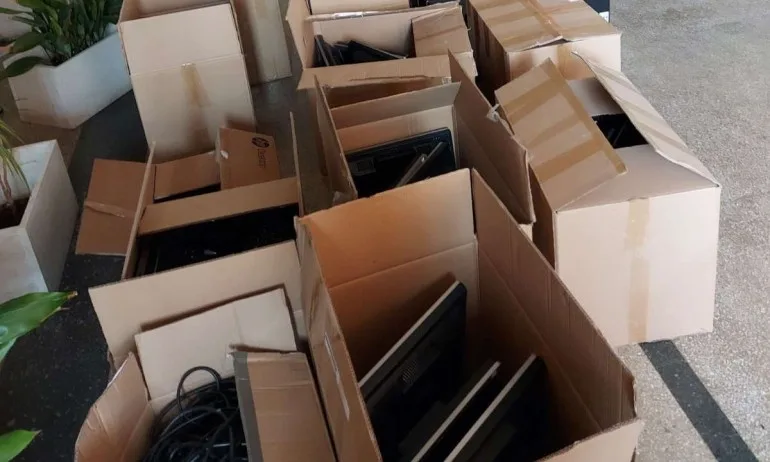 Пощенска банка осигури компютри за учениците от Средно училище Иван Вазов в гр. Мездра - Tribune.bg