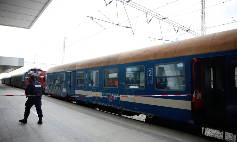 Пътнически влак дерайлира край Копривщица, няма пострадали 