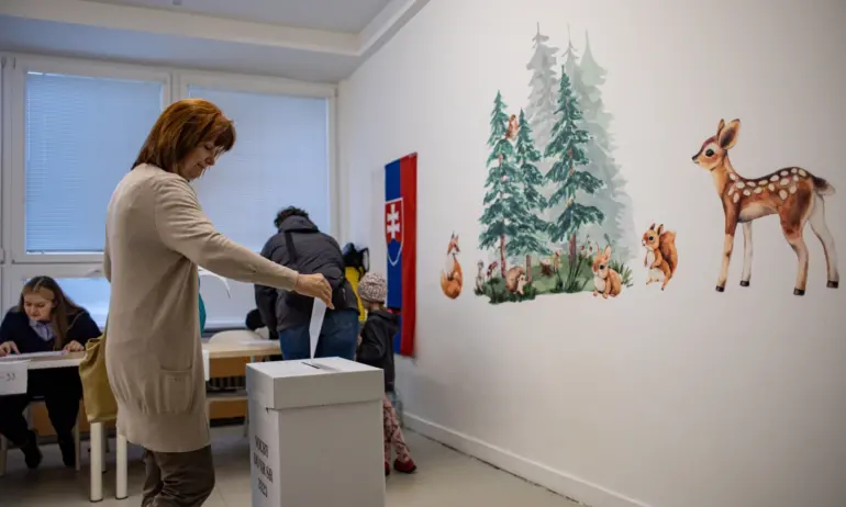 Започнаха предсрочните парламентарни избори в Словакия - Tribune.bg