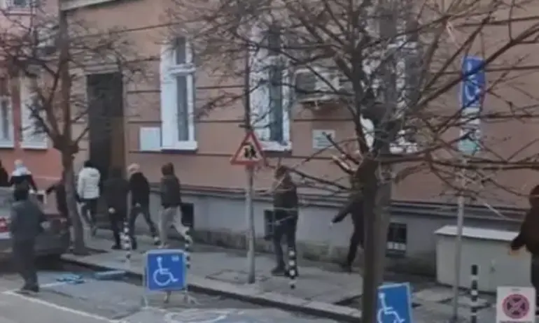 Маскирани младежи в центъра на София: Твърдят, че охраняват града от бежанци - Tribune.bg