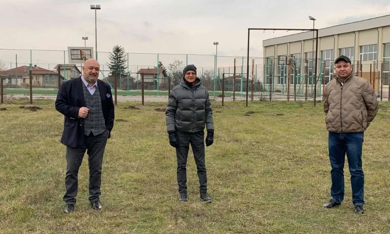 Министър Кралев инспектира терените за три нови футболни игрища в област Русе - Tribune.bg