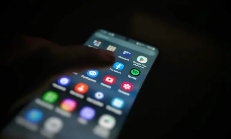 Дянков: Регулаторът да анулира автоматично по-скъпите договори на мобилните оператори - Tribune.bg