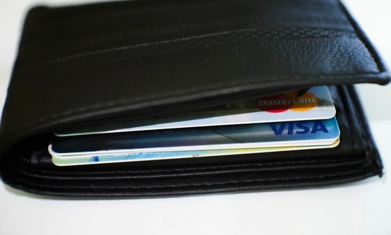 Разследват медицинска сестра, откраднала пари от карта на починал пациент - Tribune.bg