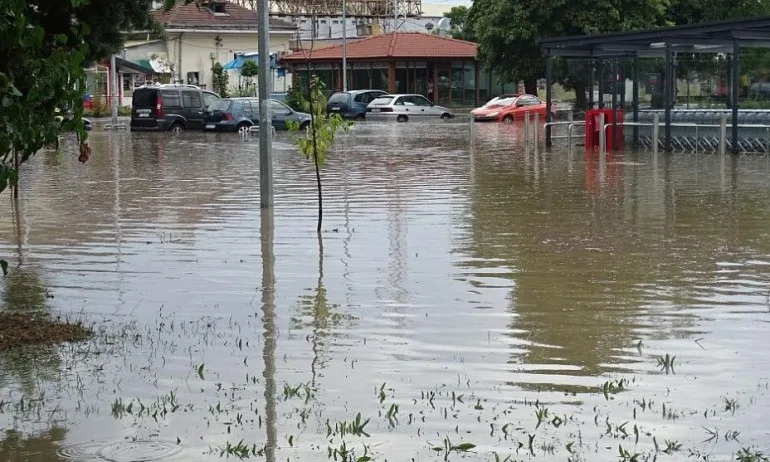 Пороен дъжд наводни улици и булеварди в Благоевград - Tribune.bg