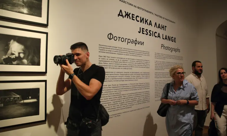 „Твърде лично“: Холивудската звезда Джесика Ланг с изложба в София (ГАЛЕРИЯ)