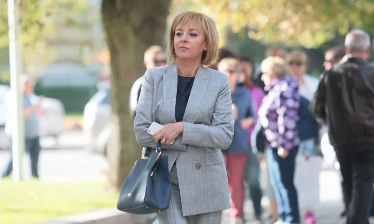 Последно: Манолова няма да сваля депутатите от Мерцедесите, и тя сяда в лъскава кола - Tribune.bg