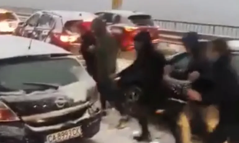 Хоро на магистралата (ВИДЕО) - Tribune.bg