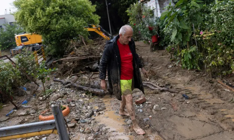 Наводнени улици и къщи в Солун (СНИМКИ/ ВИДЕО) - Tribune.bg