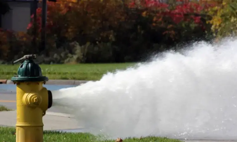 Хванаха управител на комплекс в Слънчев бряг да пълни басейн от пожарен кран - Tribune.bg