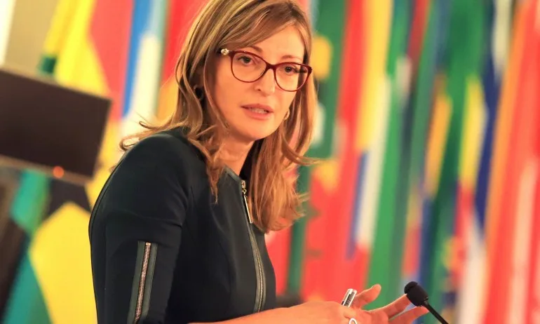 Захариева: Жените са по-свободни и по-уважавани отколкото преди 1 век, но има още какво да се направи - Tribune.bg