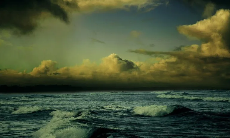 Опасен циклон блокира Гърция - Tribune.bg