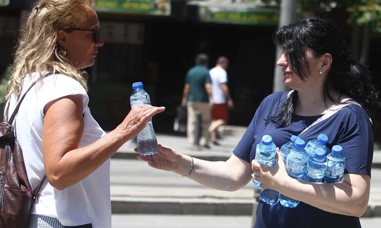 В битка с жегата: Столичната община раздава минерална вода - Tribune.bg