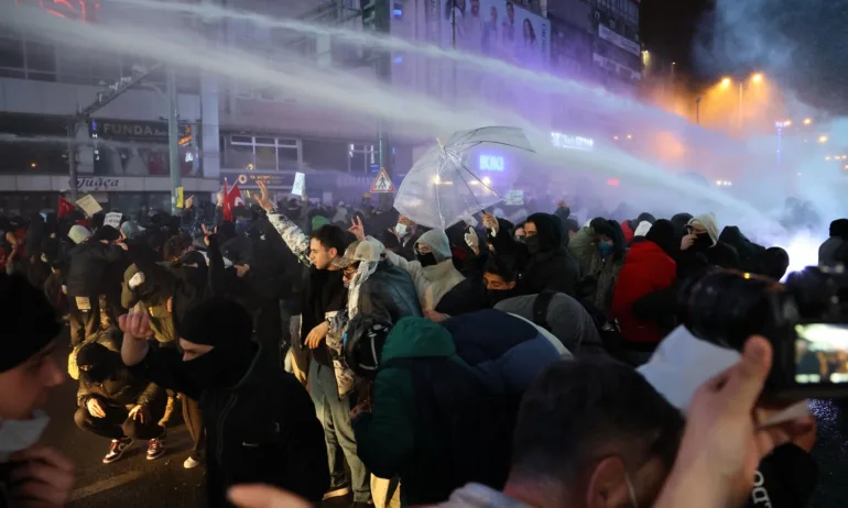 На фона на нестихващите протести в Турция: Анкара удължава забраната за протести до 1 април - Tribune.bg