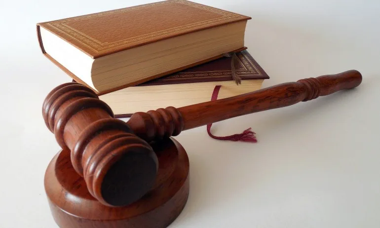 Съдебни абсурди – учител осъди 14-годишен заради едно госпожо - Tribune.bg