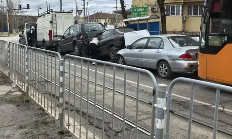 Верижна катастрофа с поне пет коли на кръстовище в София - Tribune.bg