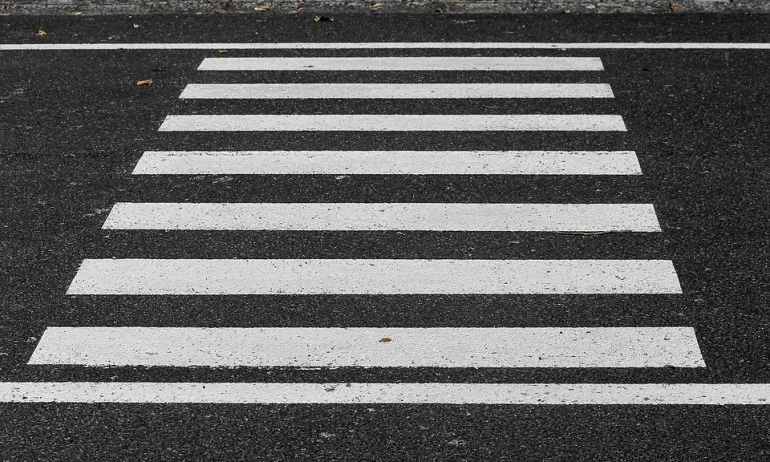 Блъснаха баба и внуче на пешеходна пътека - Tribune.bg