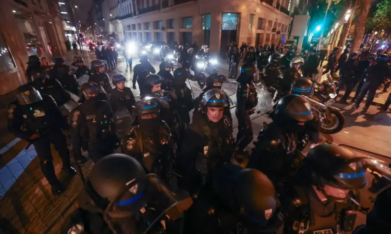 Пета нощ на размирици във Франция, близо 500 души са арестувани - Tribune.bg