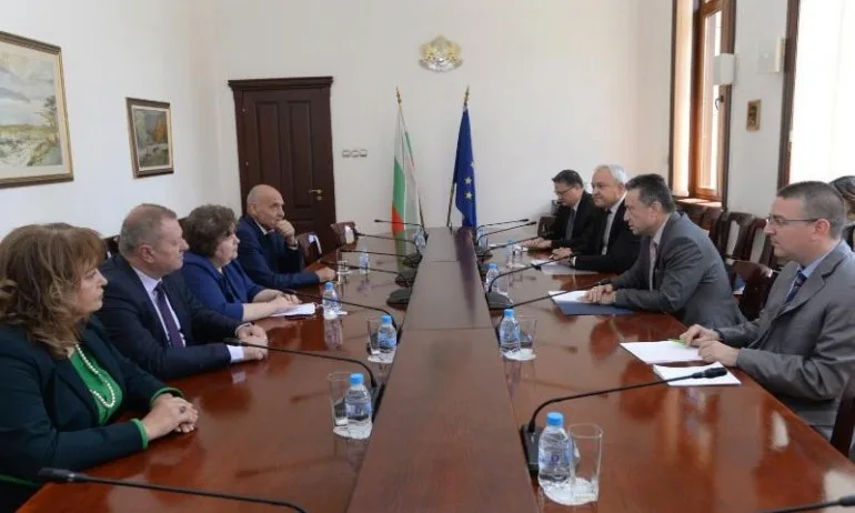 Министър Янаки Стоилов: Трябва да се уеднаквят нотариалните практики - Tribune.bg