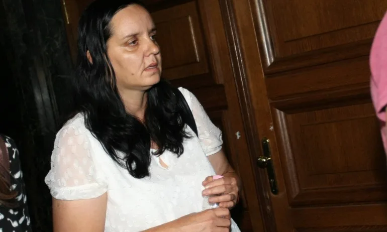 Искат 18 години затвор за акушерката, която преби новородената Никол - Tribune.bg