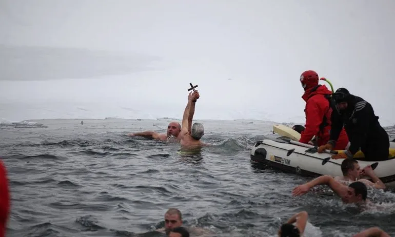 51 мъже скочиха за кръста в София - Tribune.bg