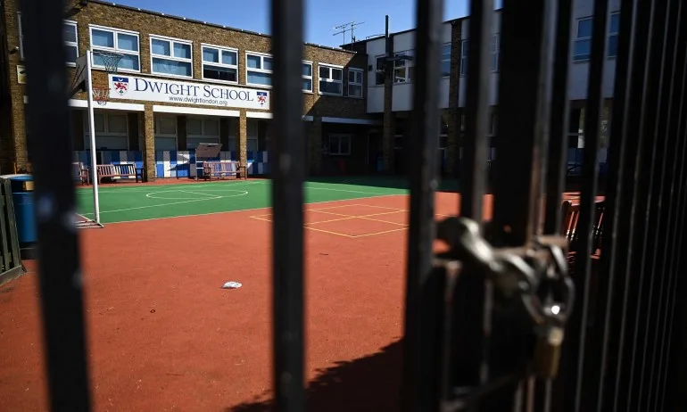 Английските училища могат да останат затворени и след септември - Tribune.bg