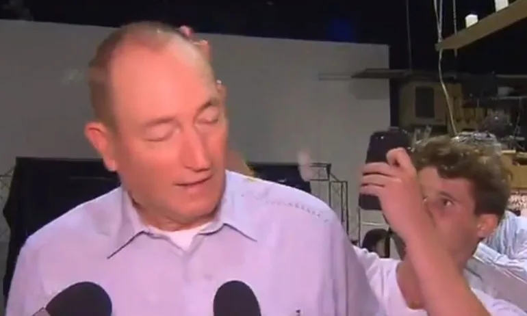 Австралийски сенатор се сби с тийнейджър, който счупи яйце в главата му (ВИДЕО) - Tribune.bg