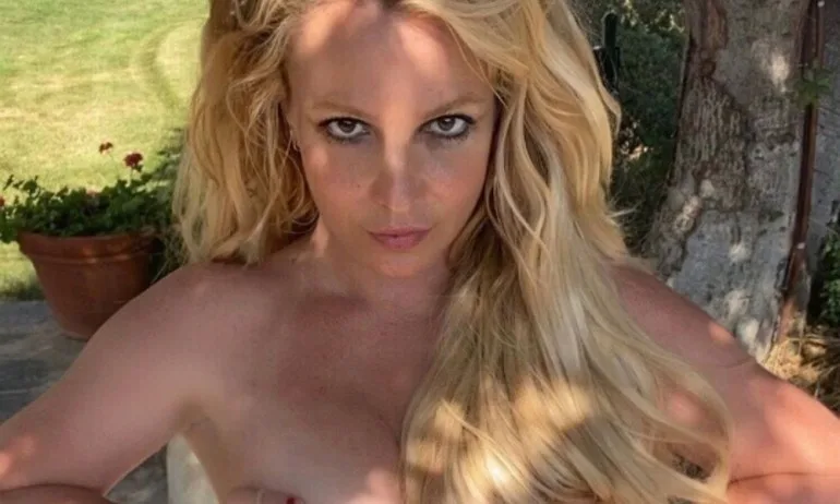 Бритни Спиърс отрече слухове, че си е оперирала бюста, пусна снимки за доказателство - Tribune.bg