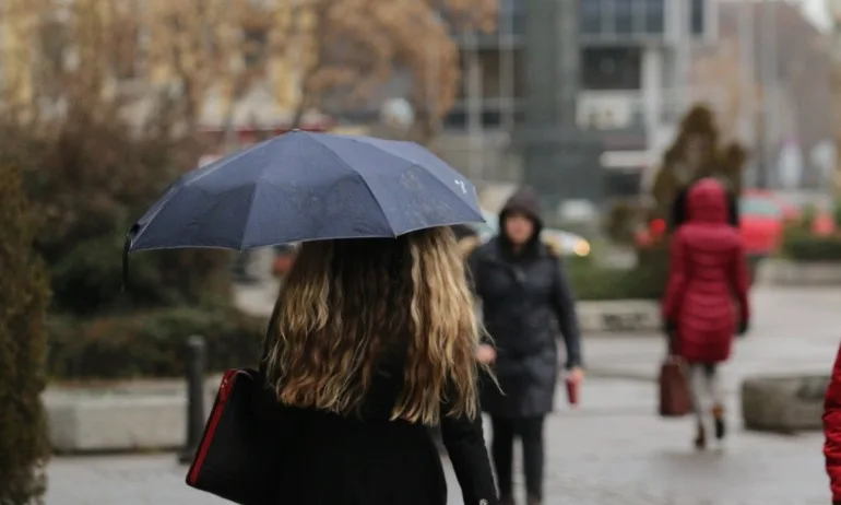 Силен вятър в 19 области, в планините валежите продължават - Tribune.bg