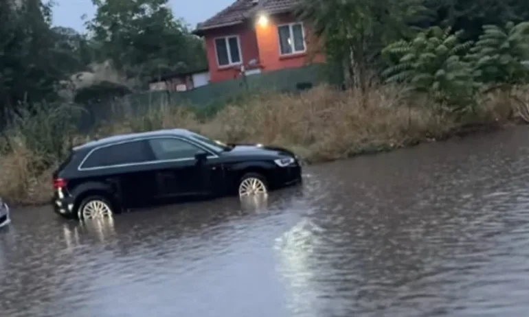 Закъсали автомобили в Русе заради проливните дъждове - Tribune.bg