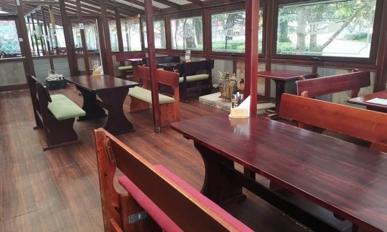 Почти половината заведения в България работят със 100% ваксиниран персонал - Tribune.bg