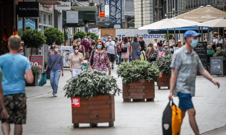 Германия ще приеме 2600 интелектуалци и творци от Афганистан - Tribune.bg