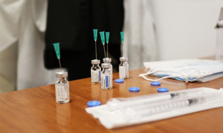 МЗ се похвали с близо 360 хил. дози ваксини срещу COVID-19 след въвеждането на зеления сертификат - Tribune.bg