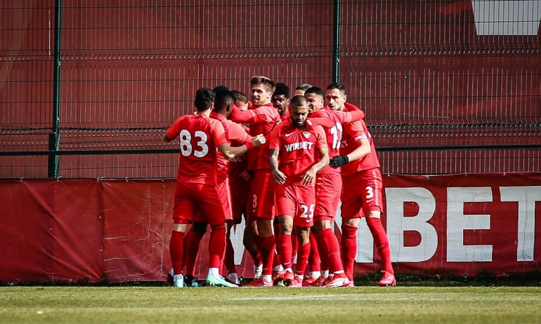 Двама титуляри напуснаха Царско село - Tribune.bg