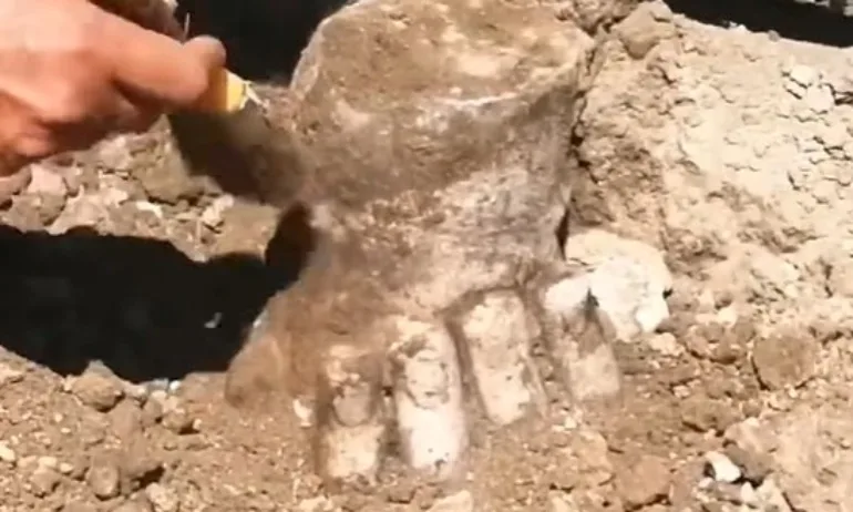 Откриха дясната ръка от статуя на Херакъл в Хераклея Синтика – очакват да излезе цялата фигура - Tribune.bg