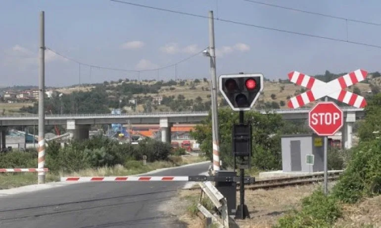 Блокираха железопътните бариери в Пловдив, движението блокира - Tribune.bg