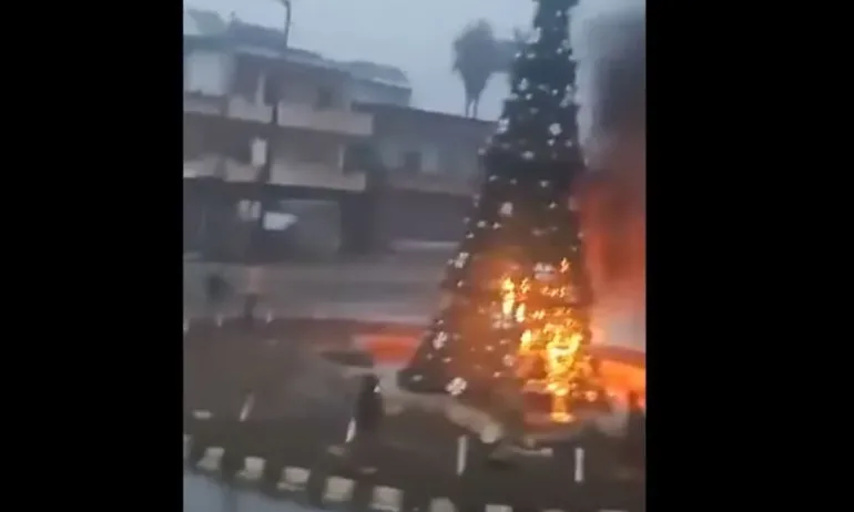 Протест на християни в Сирия след подпалване на коледна елха