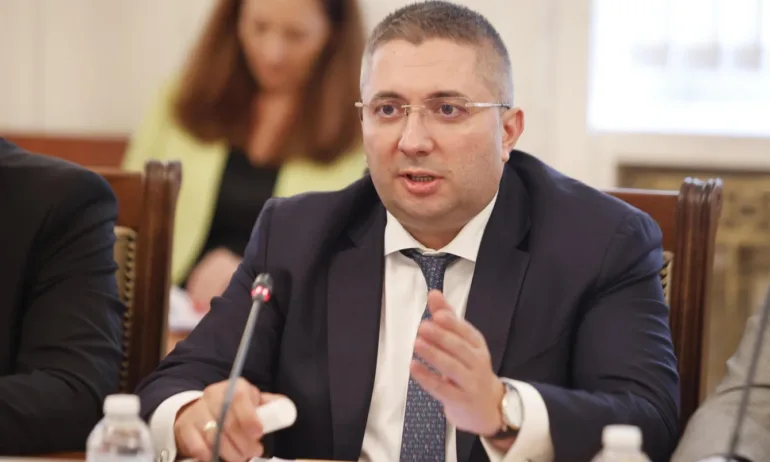 Нанков: Заради истериите на ПП-ДБ няма да има по-високи доходи за учители, лекари - Tribune.bg