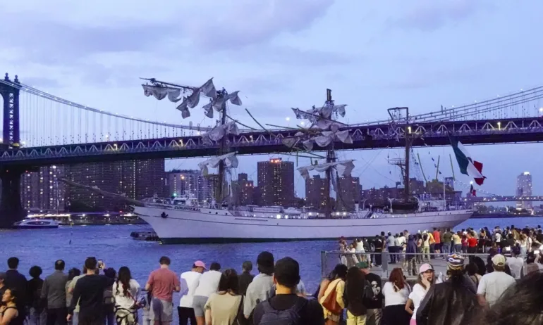 Кораб на мексиканския флот се удари в Бруклинския мост в Ню Йорк. Има двама загинали - (ВИДЕО) - Tribune.bg