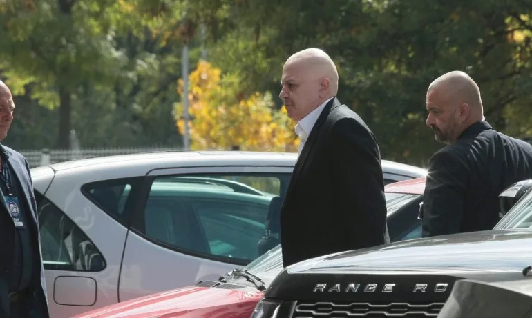 Листата на Слави в Бургас: Миш-маш от парашутисти, певци и участници в кастинги за политици - Tribune.bg