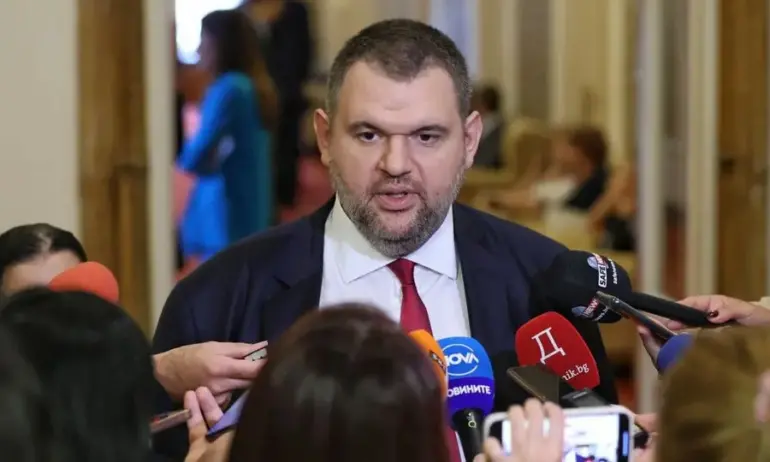 Пеевски настоя правителството да приложи забраната за влизане у нас на автомобили с руска регистрация - Tribune.bg