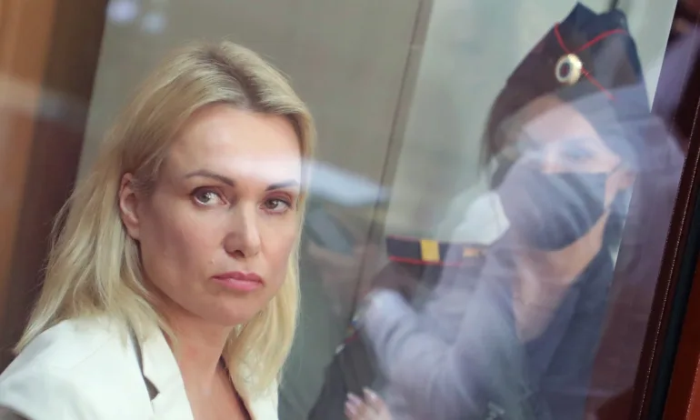 Домашен арест за журналистката Марина Овсянникова, която се противопостави на офанзивата в Украйна - Tribune.bg